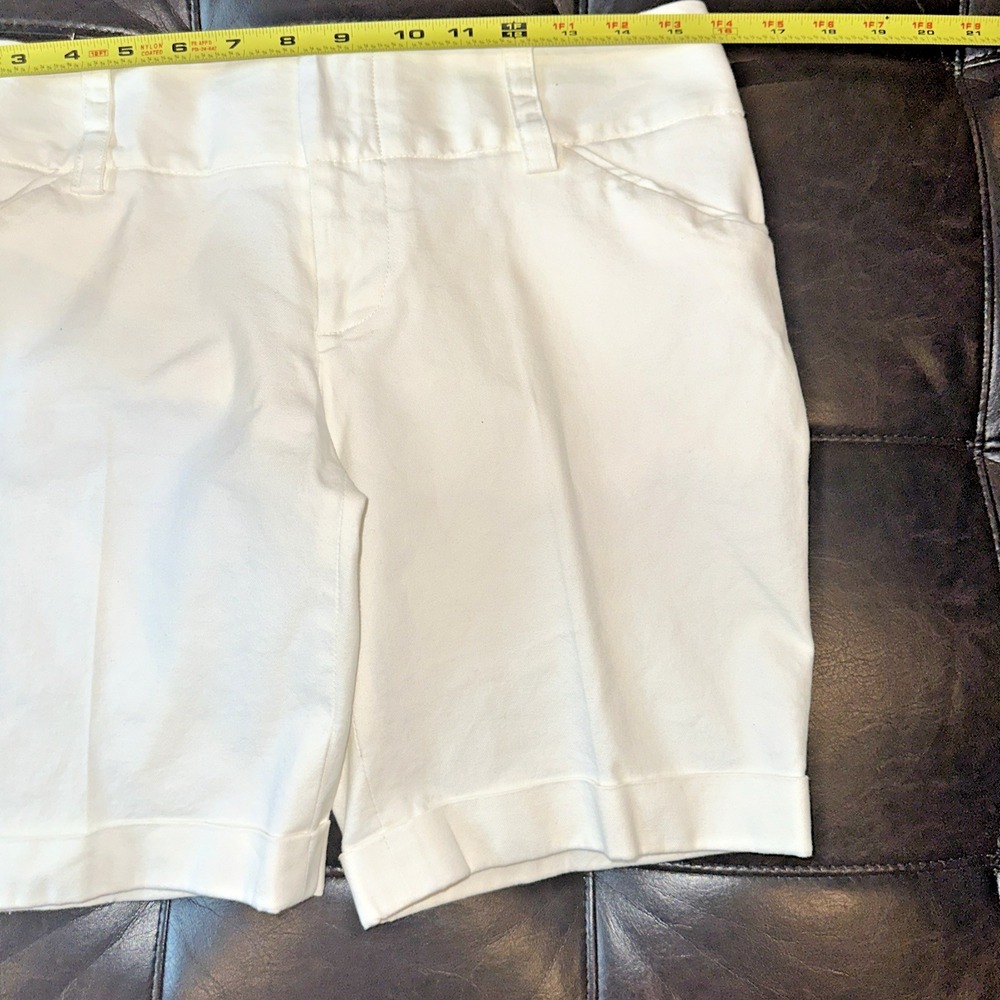 Alice + Olivia Women Size 6 Cotton Zipped Hook and Eye Cuffed Shorts White - Picture 2 of 9